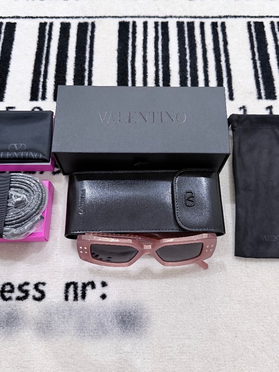Valentino V-Cinque VLS108C Pink Gold Rectangular Thick Frame Studded Sunglasses main image 8